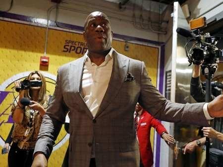 太阳报：英乙球迷在看台上发病，直升机降落在球场里进行急救