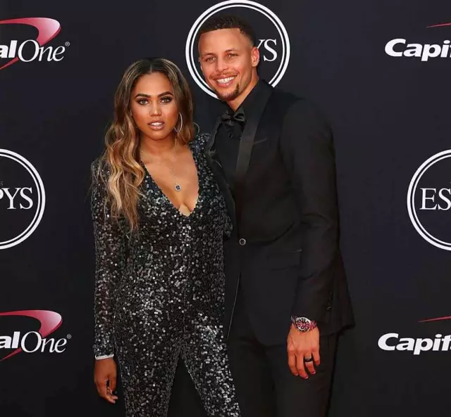 表达不满，客战富勒姆时切尔西球迷拉起“BlueCo Out”旗帜